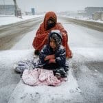 Afganistan, Móðir og barn, betla, kuldi. snjór, 2021