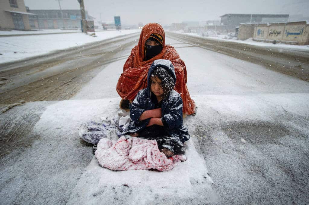Afganistan, Móðir og barn, betla, kuldi. snjór, 2021