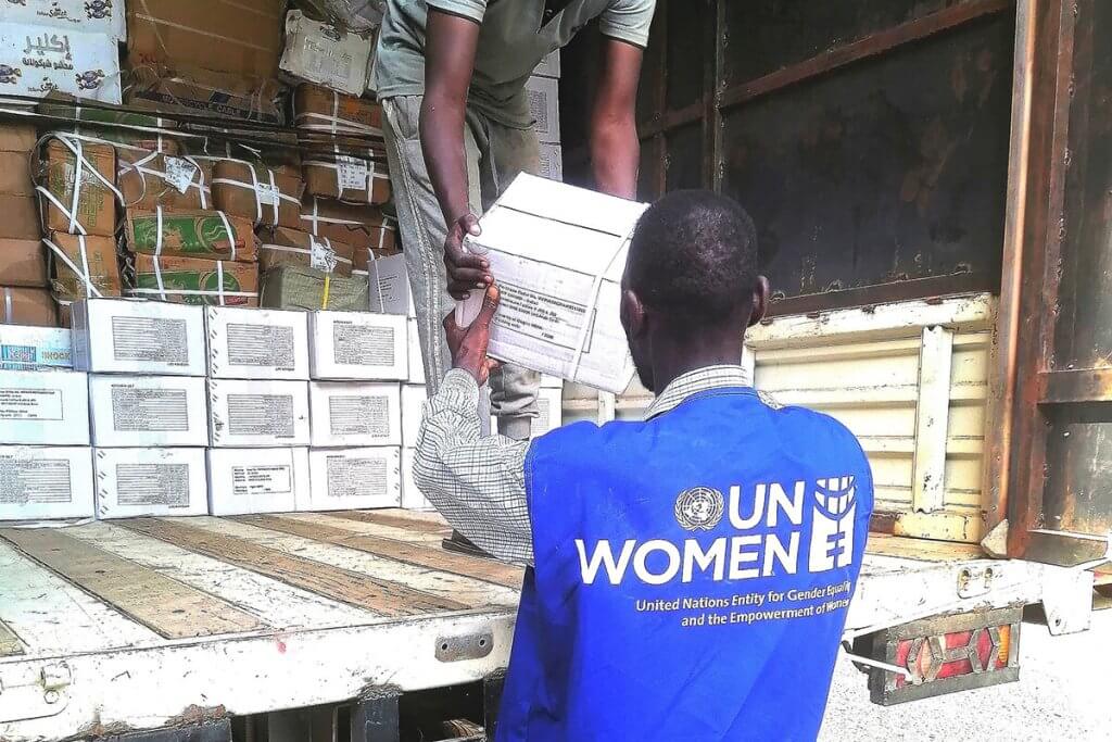 UN Women staff load humanitarian supplies to be distributed to women in Sudan. Photo: Muna Elsadaty.