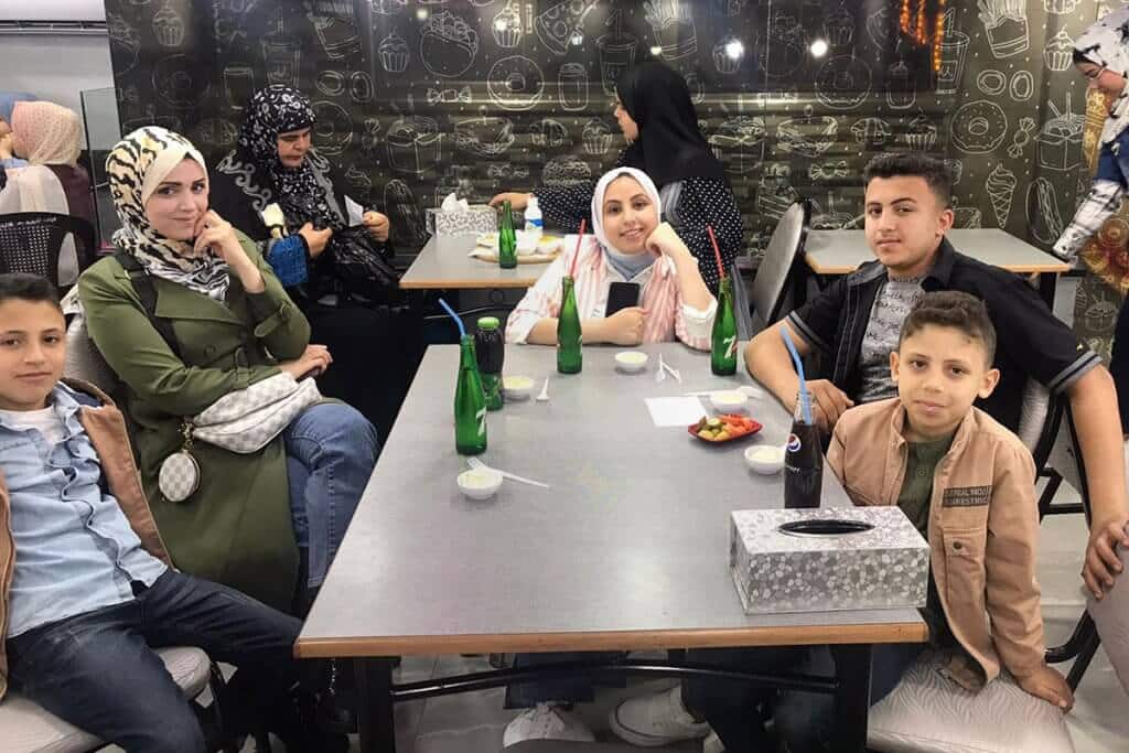Amani Al Derbi sést með börnum sínum. Mynd með leyfi Amani Al Derbi.