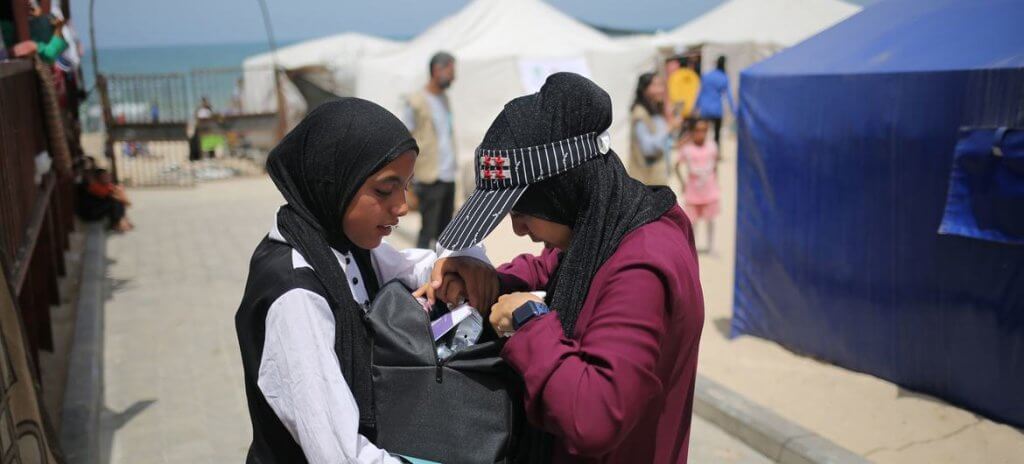 © UNICEF/Eyad El Baba Girls affected by the ongoing conflict in Gaza receive a care and protection package distributed by UNICEF.