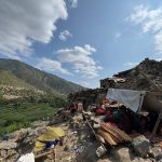 Konur og börn hafast við í bráðabirgðaskýli eftir jarðskjálftann í Nurgal, sem er eitt af þeim héruðum í Kunar í norðausturhluta Afganistan sem urðu verst úti í jarðskjálftanum/UN Women