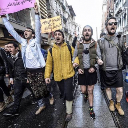 Karlmenn í Istanbúl mótmæla í mínípilsum