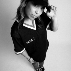 900 FO-derhúfur seldar á fjórum dögum