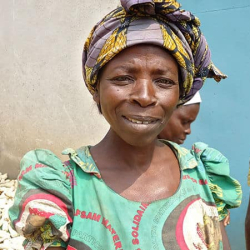 Sex barna einstæð móðir í eigin rekstri