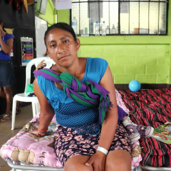 Konur á götunni í kjölfar eldgoss í Gvatemala