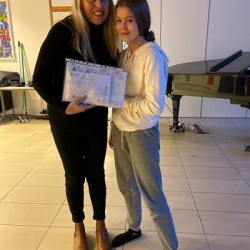 Nemendur Ingunnarskóla afhenda UN Women 100 þúsund krónur