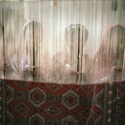 Konur vinna meira en karlar en fá að jafnaði mun minna greitt