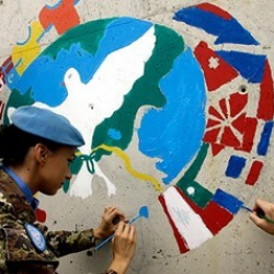 Við hvaða borð sitja konurnar?